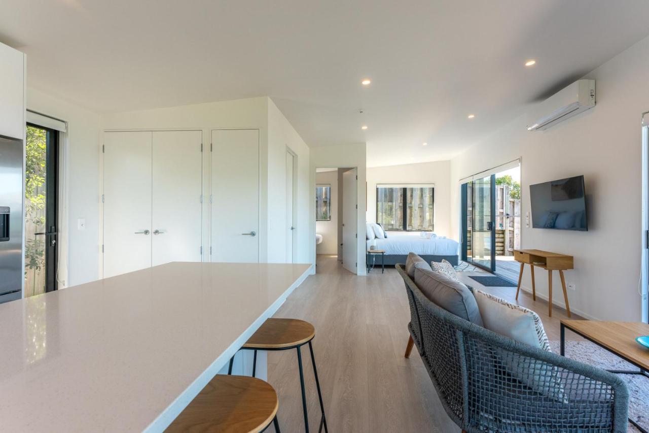 Luna Cottage. Stunning ocean views on Waiheke Oneroa Exteriör bild
